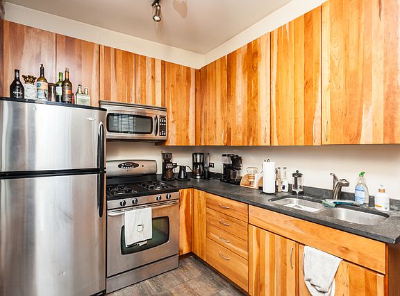 3rd image of 1545 N Western Ave #2A