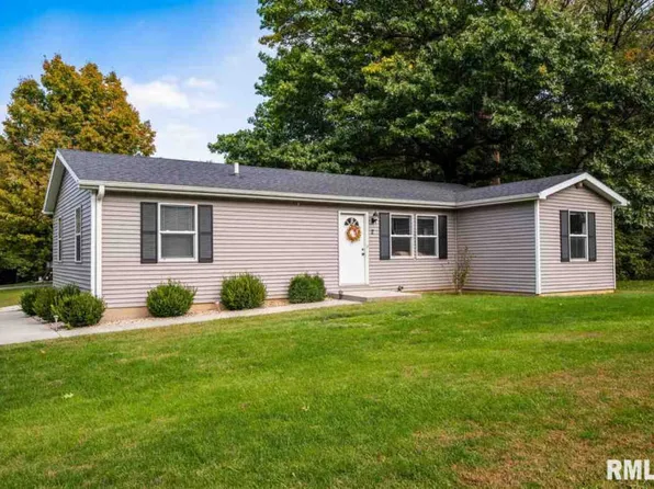 2 Olivia Dr, Mackinaw, IL 61755