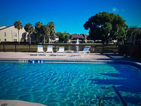 4th image of 15488 Admiralty Cir