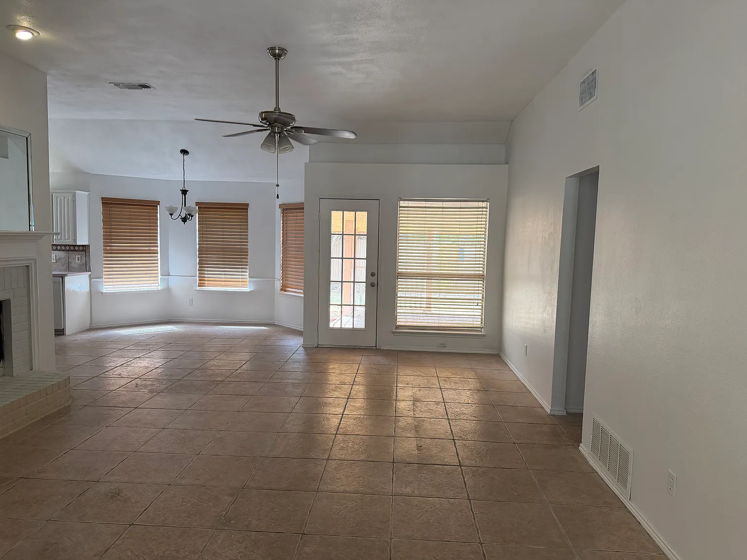 3 bed, 1445 sqft, $2,300 — Photo 4