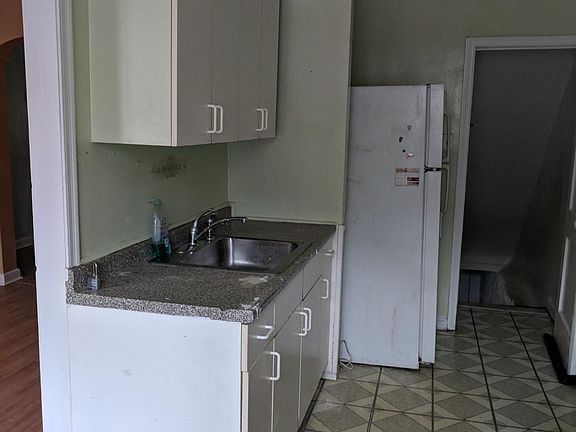 5th image of 2227 Glenview St