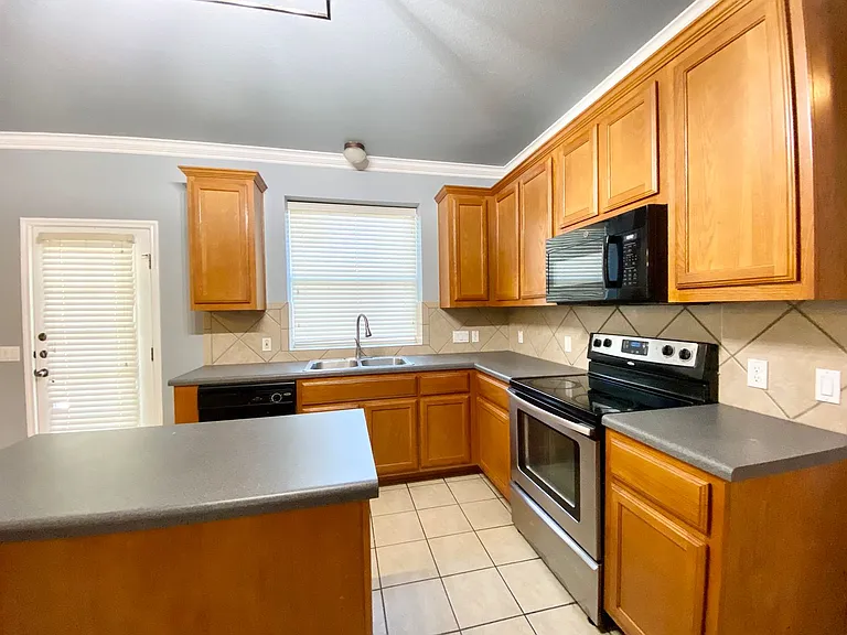 20412 Farm Pond Ln — Photo 7