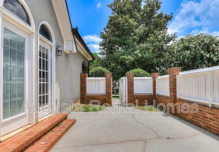 208 Stonington Dr — Photo 45