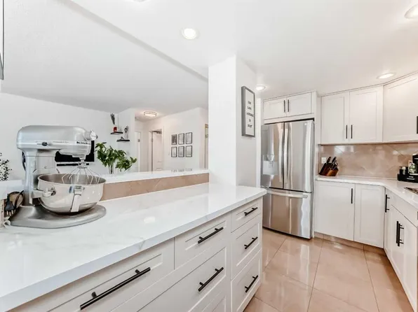 1334 S 14th Ave SW #205, Calgary, AB T3C 0W2