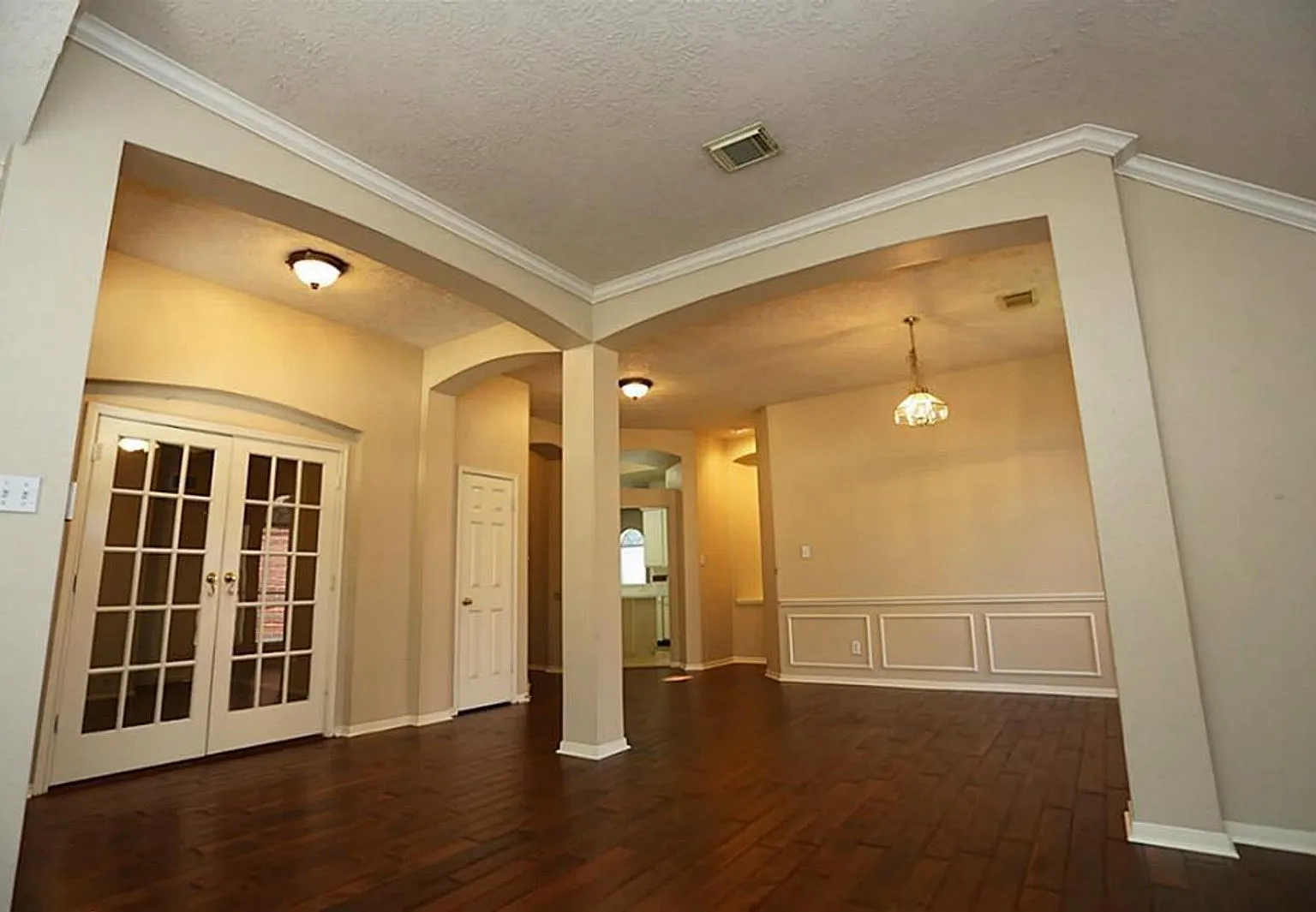 4 bed, 2.5 bath, 2574 sqft, $2,325 — Photo 3