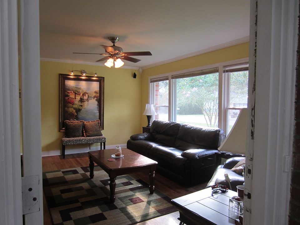 Living Room/ Negoationable on Furnishings