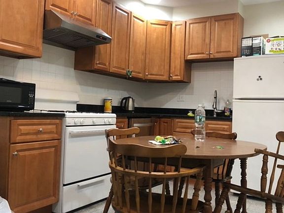 3rd image of 179 Northampton St APT 1
