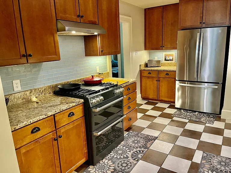 201 E 34th St #1 — Photo 21