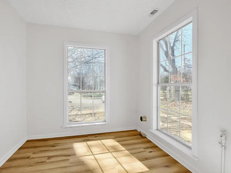 1313 E Lamar St — Photo 10