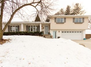 3025 Country Cv, Dubuque, IA 52001