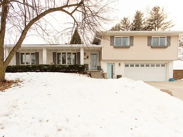 3025 Country Cv, Dubuque, IA 52001
