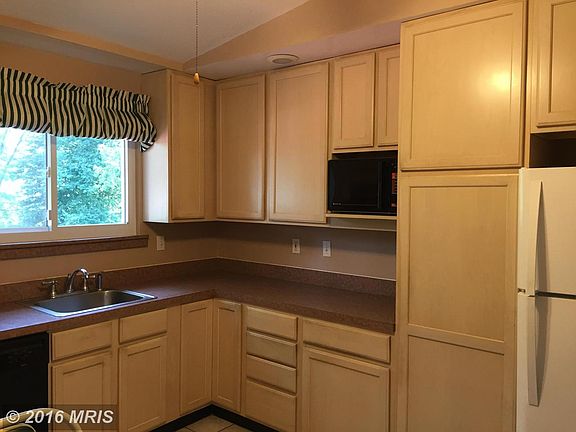 3rd image of 406 Deacon Brook Cir