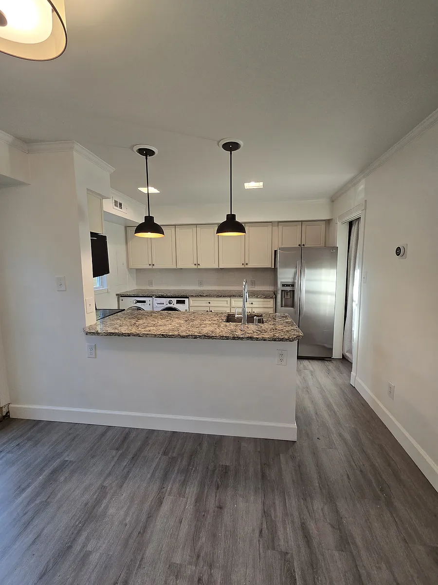 Kitchen w Dining space overlooking the outdoor enclosed patio - 100 Mathews Dr #21