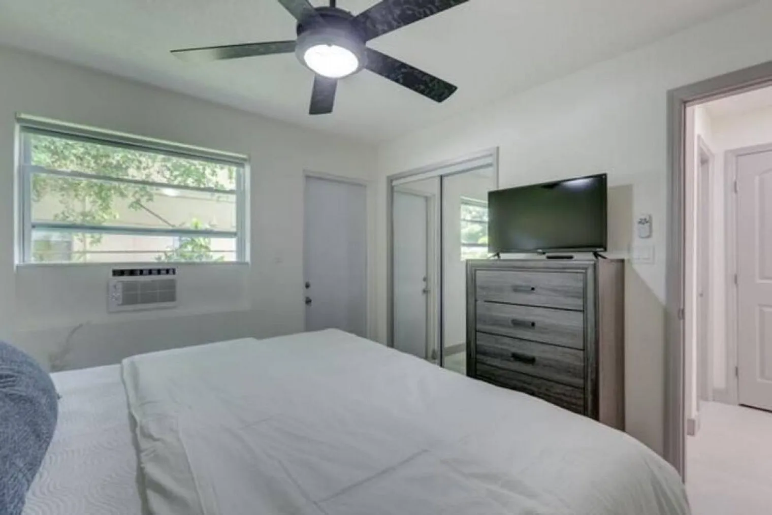 1 bed, 1.0 bath, 1194 sqft, $3,226 — Photo 3