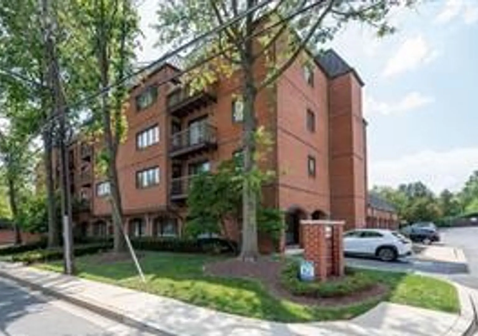 Very well maintained and extra large 3BR 2BA condo moments to Marc Train in Downtown Gaithersburg — Photo 1