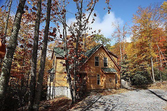Vacation mountain cabin in a tranquil wooded setting