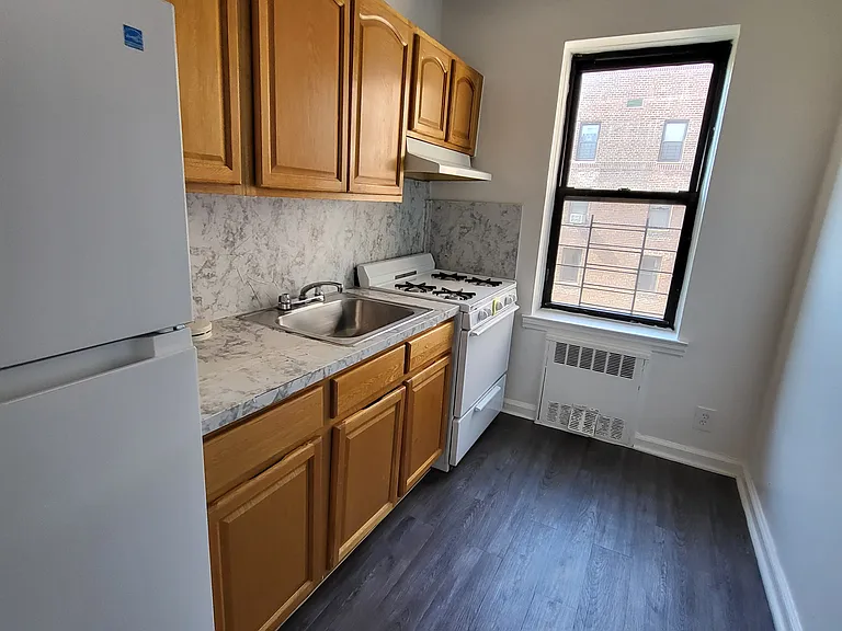 1275 E 5th St #5 — Photo 3