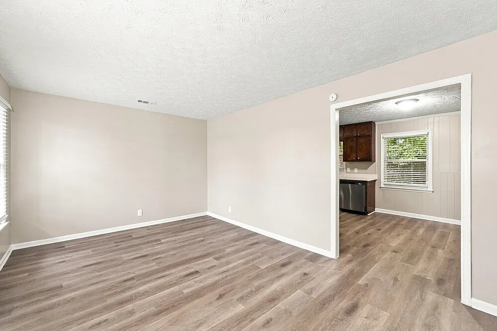 4 bed, 3.0 bath, 2352 sqft, $2,190 — Photo 4