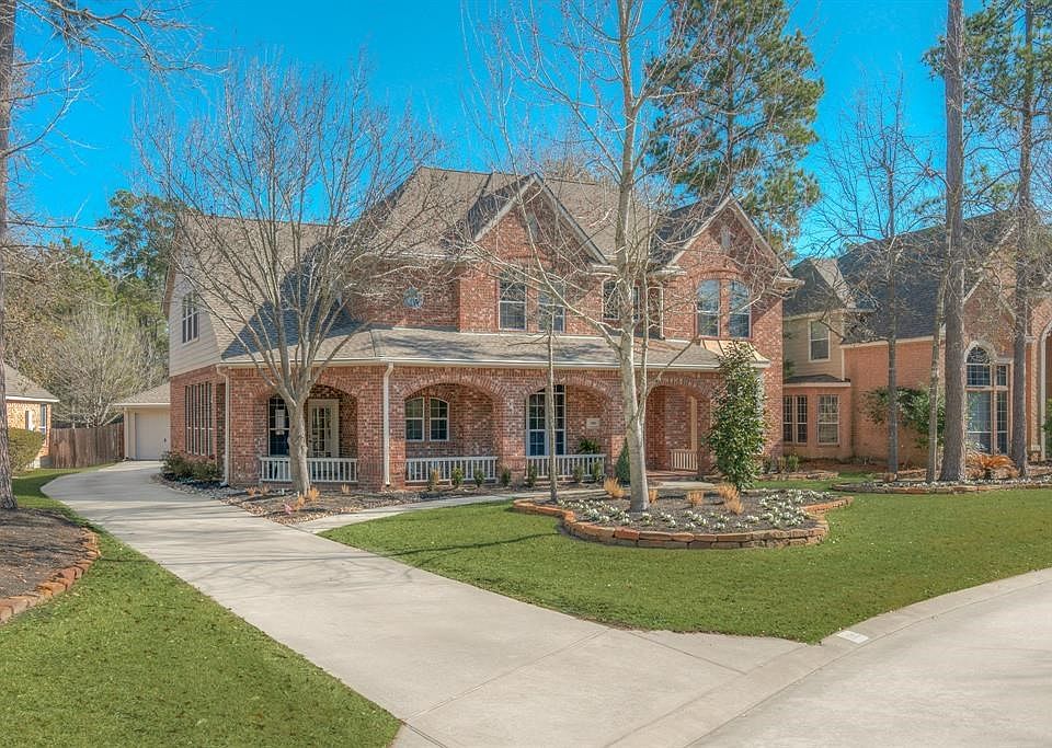 Beautifully decorated Executive home located in Hazelcrest.