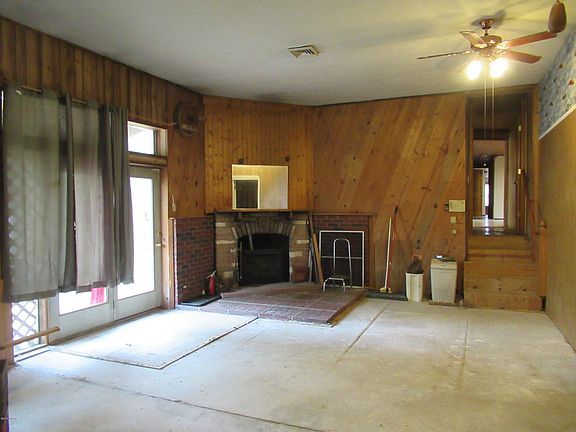 3rd image of 19040 McKenzie St