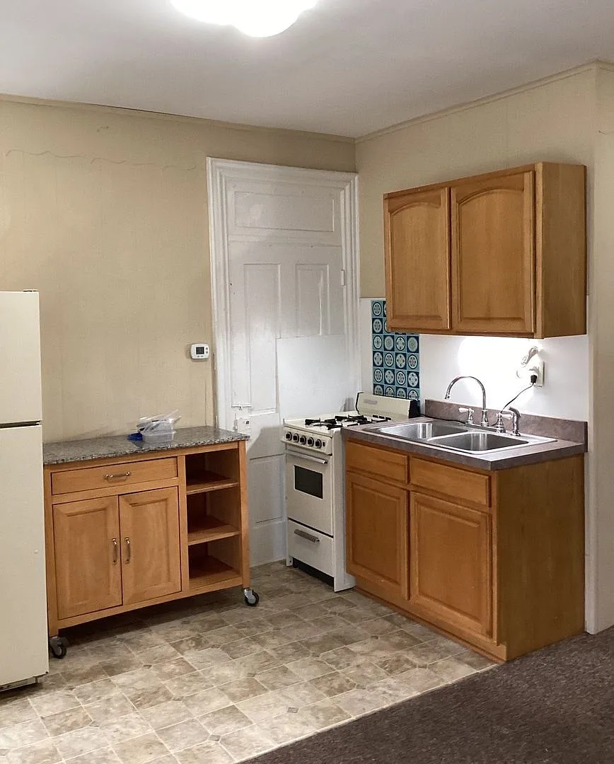 242 E King St — Photo 2