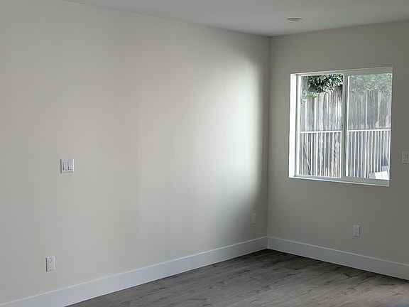 3rd image of 322 N Beachwood Dr