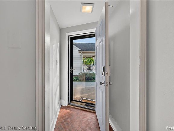 3rd image of 210 N Wilson Ave