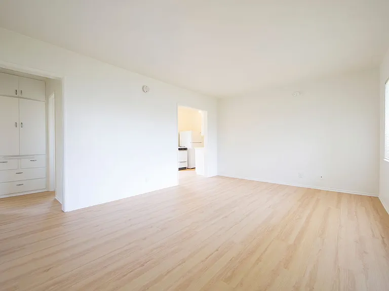 667-669 Levering Ave — Photo 23