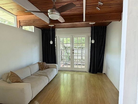 4th image of 1227 Country Club Dr