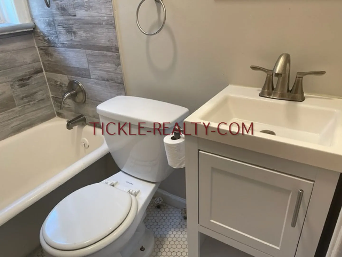 Upper Monroe - All Utilities Included — Photo 4