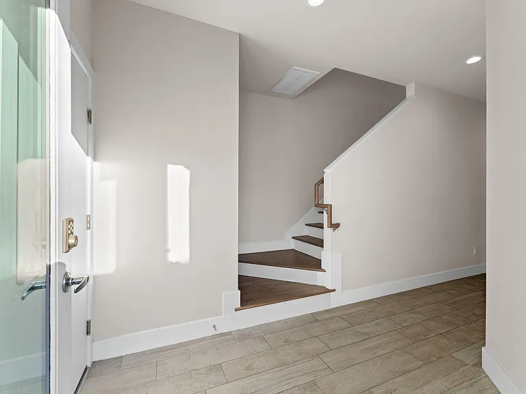 4904 Noble St — Photo 2