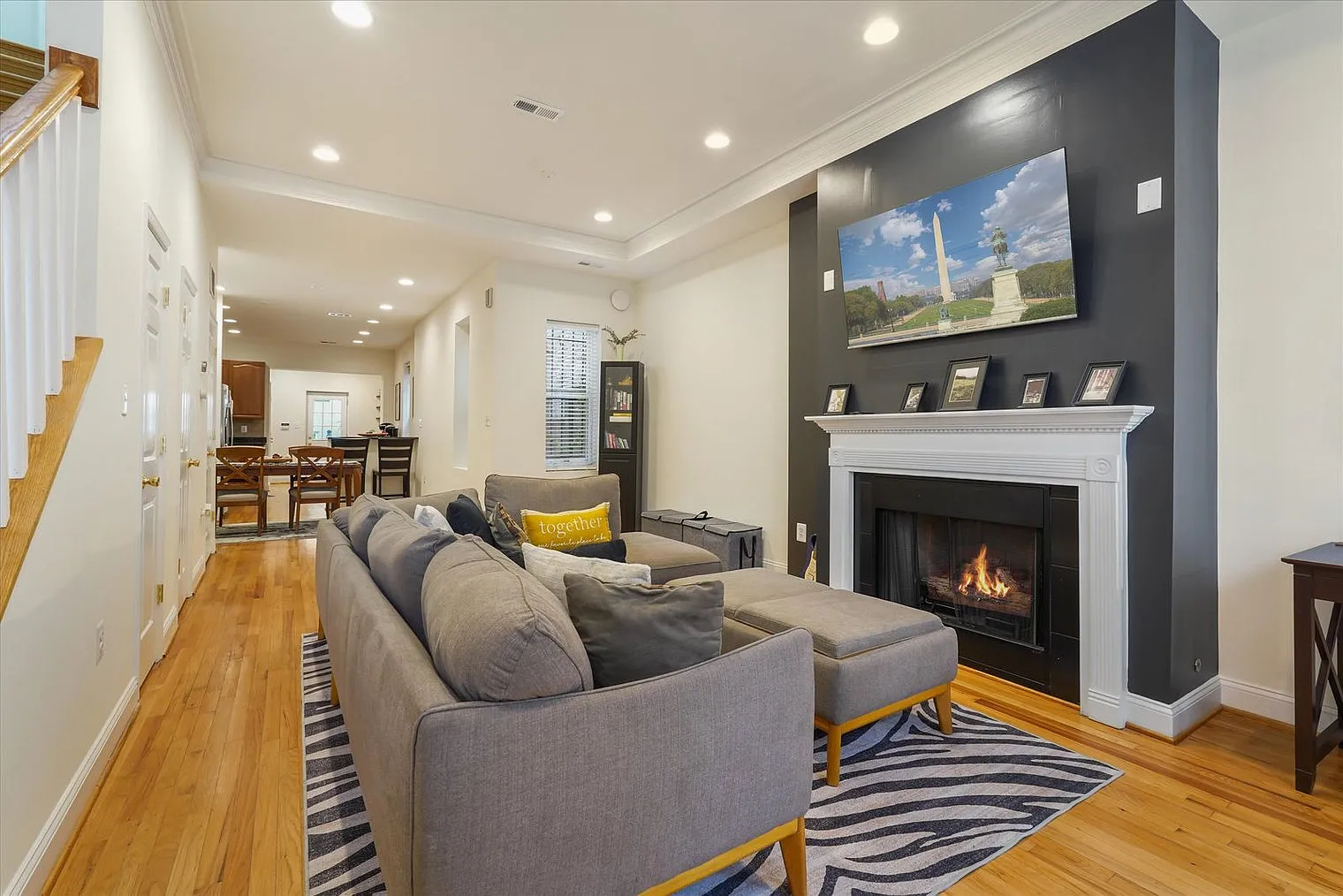 3 bed, 2.5 bath, 25833 sqft, $6,304 — Photo 2