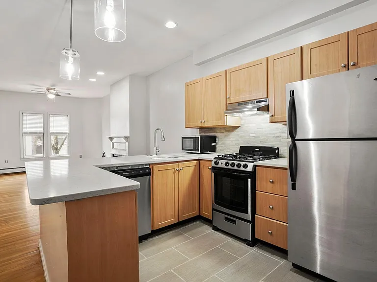 190 W 7th St #1 — Photo 1