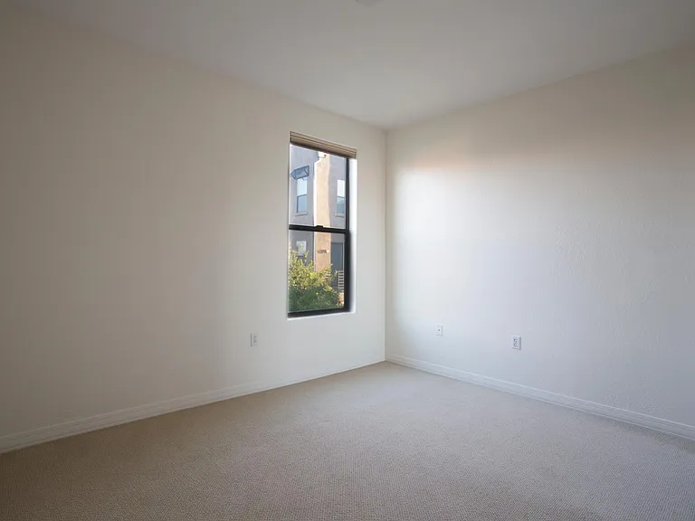 615 E Portland St — Photo 12