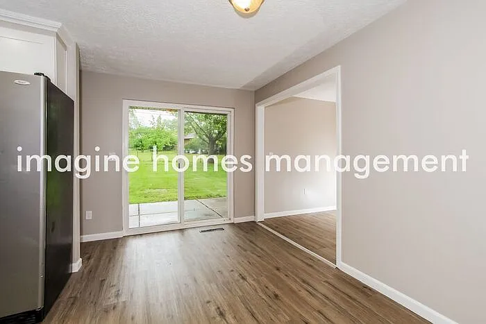 3 bed, 2.0 bath, 1080 sqft, $2,200 — Photo 4