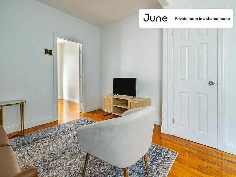 611 E 11th St #B — Photo 14