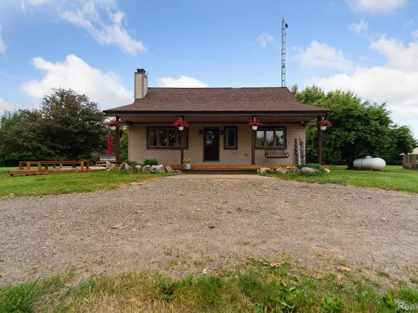 9808 Crofoot Rd, Fowlerville, MI 48836