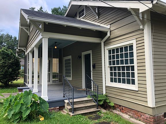 Side entrance with hand-railing