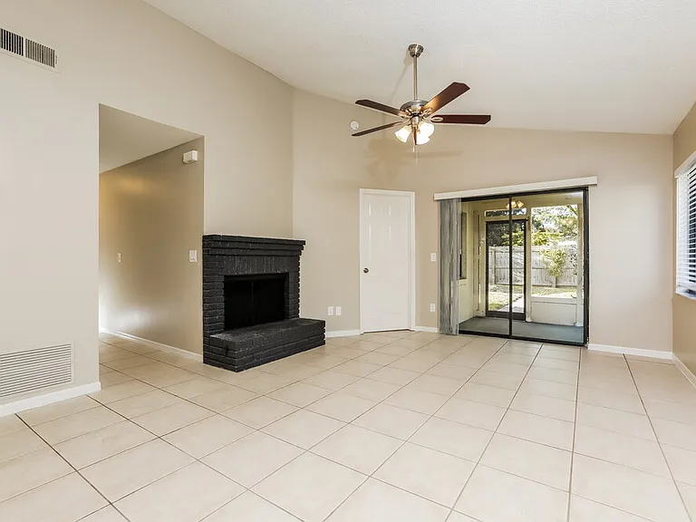 1003 Vernon Loop — Photo 3