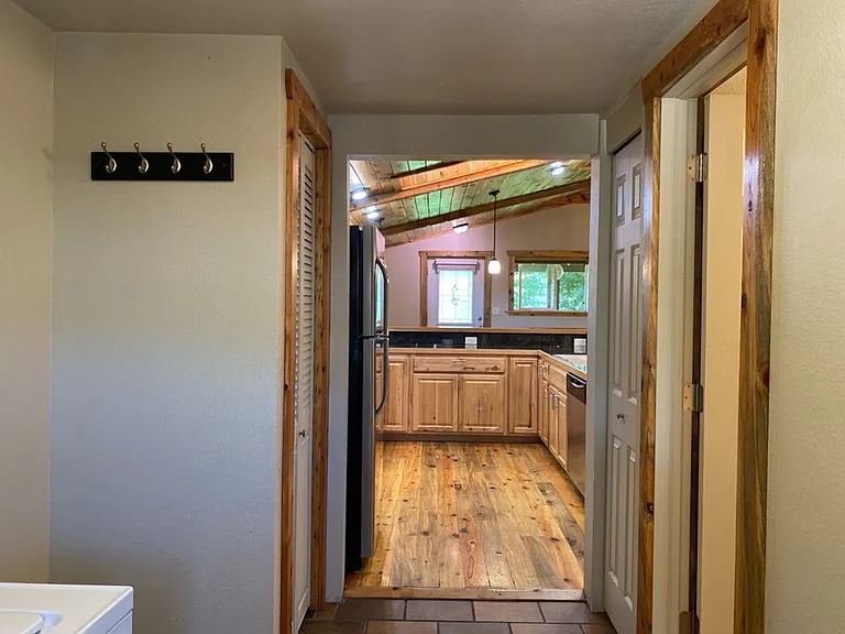 517 Endicott St — Photo 10