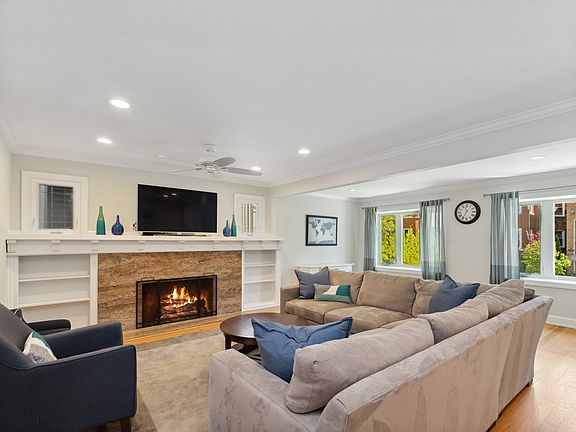 2nd image of 4728 N Maplewood Ave