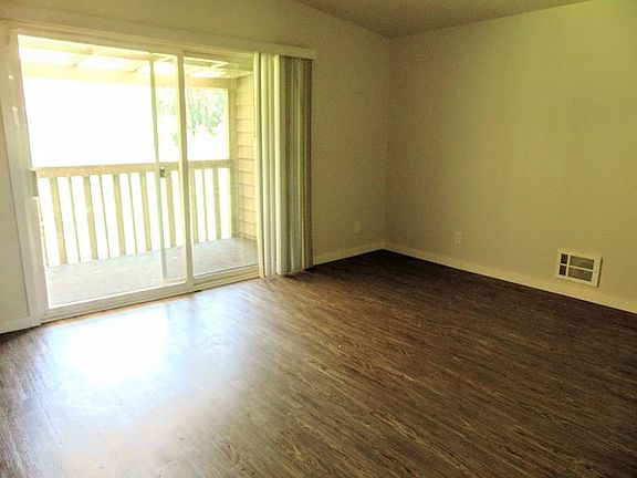 5th image of 826 Woodford Ave N APT 9