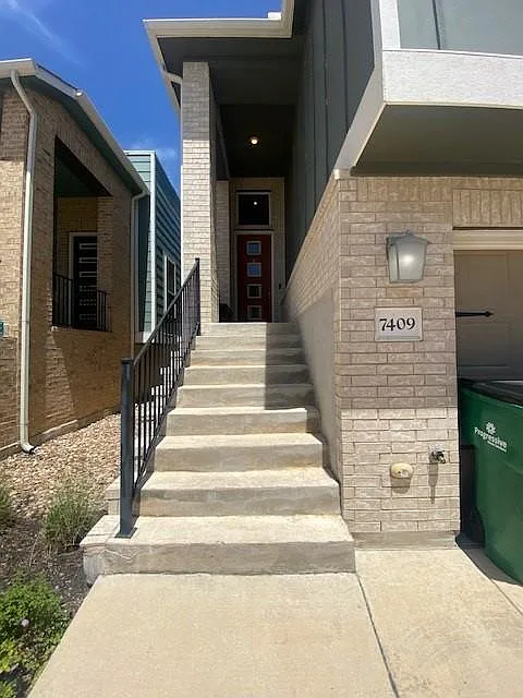 3 bed, 2.5 bath, 2176 sqft, $2,700 — Photo 2