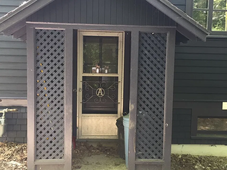 Side entrance to apartment