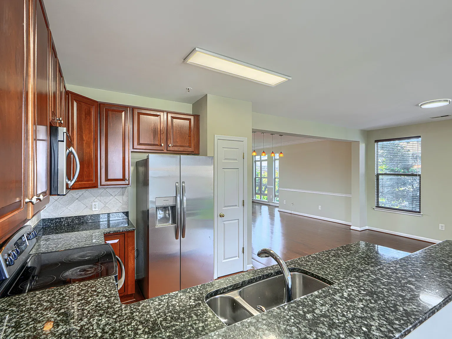 3 bed, 2.5 bath, 2025 sqft, $2,700 — Photo 2