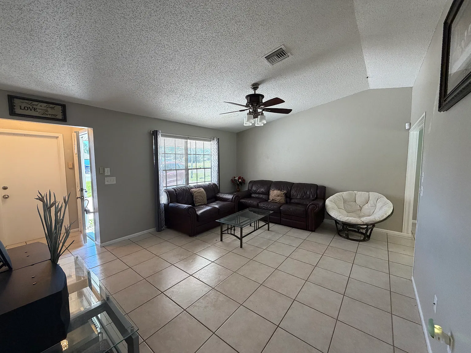 3 bed, 1048 sqft, $2,200 — Photo 3