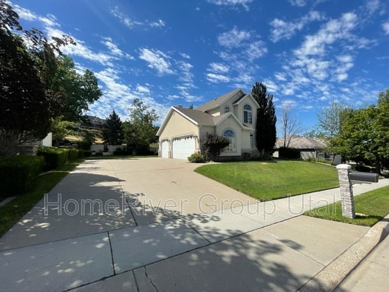 2nd image of 1048 E Fairway Dr