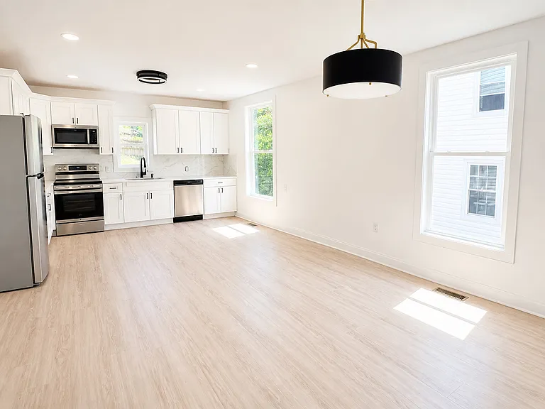 706 Madison St — Photo 3