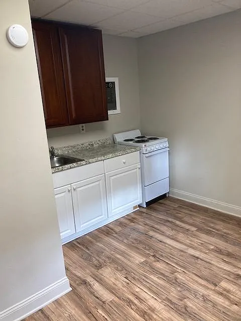 Studio, 300 sqft, $875 — Photo 2