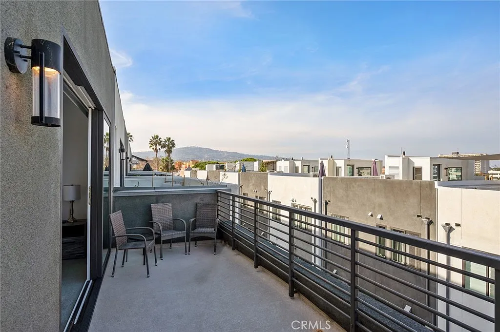 3 bed, 3.5 bath, 2080 sqft, $4,750 — Photo 3